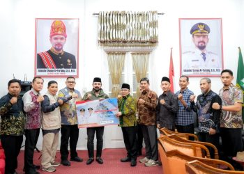 Pemda KLU Serahkan Donasi Rp764 Juta untuk Warga Korban Banjir Aceh Timur
