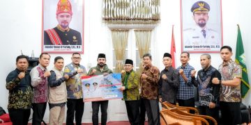 Pemda KLU Serahkan Donasi Rp764 Juta untuk Warga Korban Banjir Aceh Timur