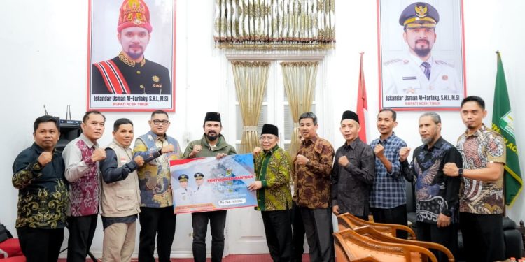 Pemda KLU Serahkan Donasi Rp764 Juta untuk Warga Korban Banjir Aceh Timur
