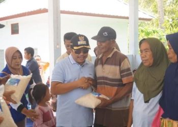 Terdampak Cuaca Ekstrem, Bupati Berikan Bantuan untuk Nelayan