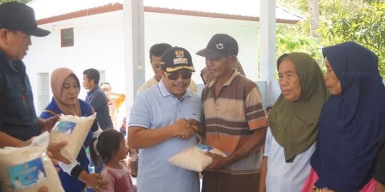 Terdampak Cuaca Ekstrem, Bupati Berikan Bantuan untuk Nelayan