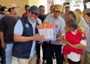 Bupati Lobar Berikan Bantuan ke Nelayan Terdampak Cuaca Ekstrem Saat Hari Libur