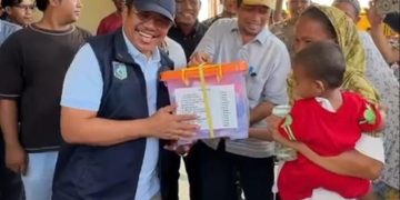Bupati Lobar Berikan Bantuan ke Nelayan Terdampak Cuaca Ekstrem Saat Hari Libur