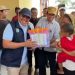 Bupati Lobar Berikan Bantuan ke Nelayan Terdampak Cuaca Ekstrem Saat Hari Libur