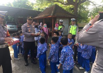 Peserta Didik TK Purnama Semangat Ikuti Polisi Sahabat Anak di Polsek Mataram