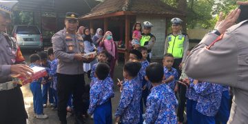 Peserta Didik TK Purnama Semangat Ikuti Polisi Sahabat Anak di Polsek Mataram