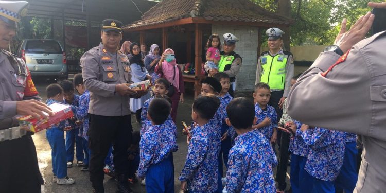 Peserta Didik TK Purnama Semangat Ikuti Polisi Sahabat Anak di Polsek Mataram