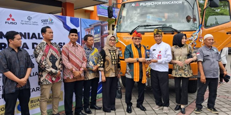 Donasi Truk untuk SMKN 3 Mataram dari Dunia Industri